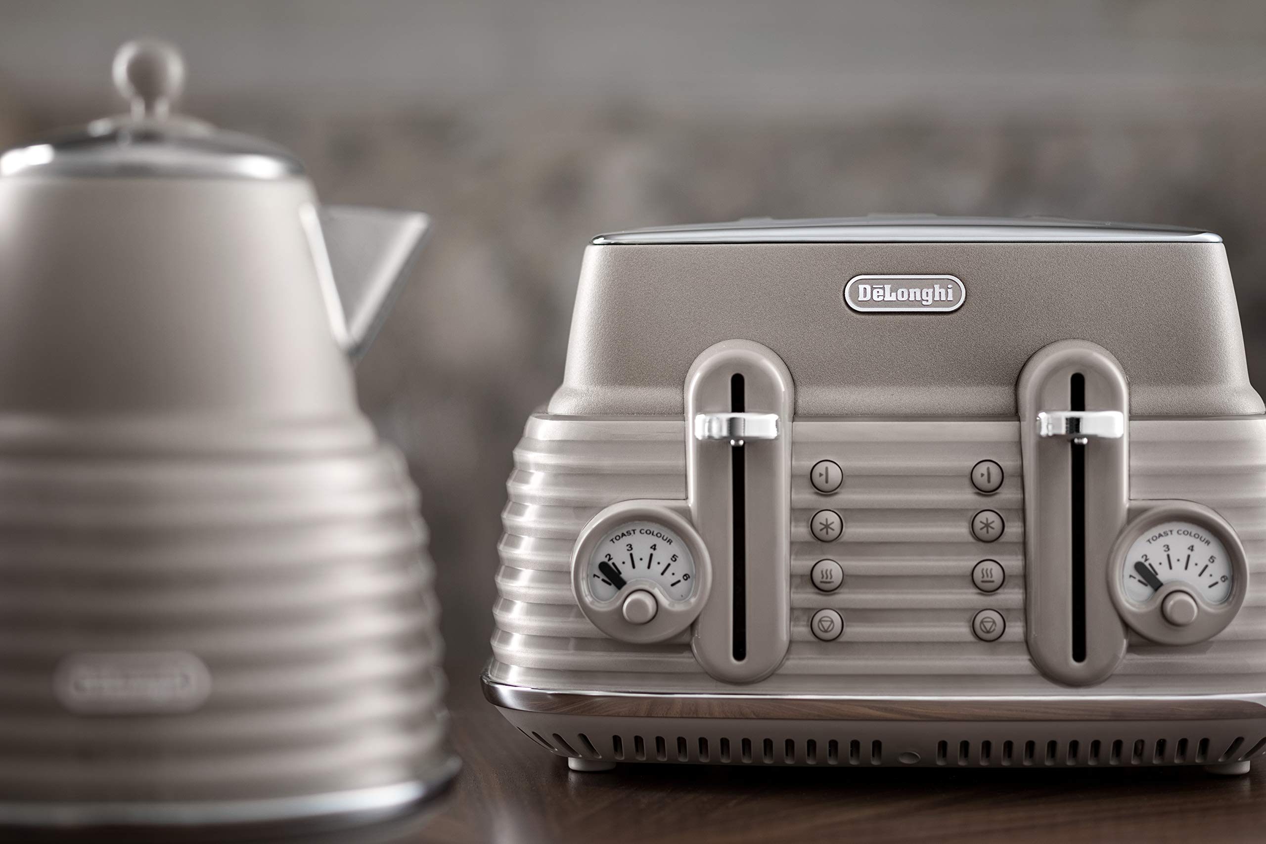 De'Longhi Scolpito 4 Slot Toaster, Reheat, Defrost, One-Side Bagel & 6 Browning Settings, Stainless Steel (without cartoon) محمصة خبز سكولبيتو من ديلونجي، من الستانلس ستيل وبـ 4 فتحات للتحميص واعادة التسخين De'Longhi Scolpito 4 Slot Toaster, Reheat, Defrost, One-Side Bagel & 6 Browning Settings, Stainless Steel (without cartoon) محمصة خبز سكولبيتو من ديلونجي، من الستانلس ستيل وبـ 4 فتحات للتحميص واعادة التسخين